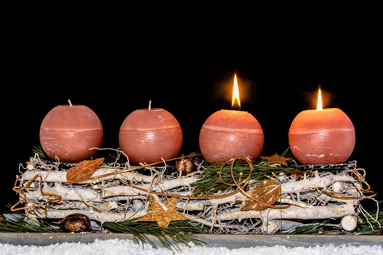 Enjoy Festivities with DIY Holiday Wreaths